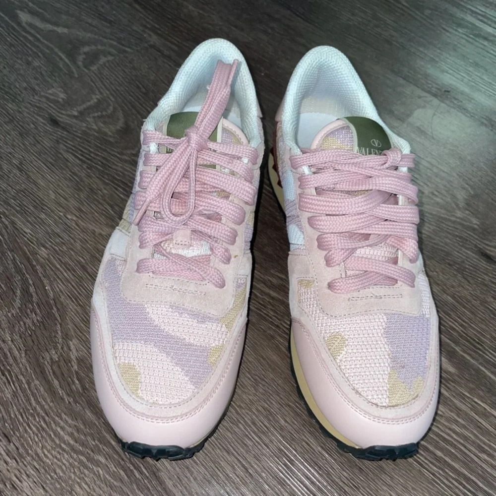 Valentino Garavani Rockrunner Camouflage/Pink Lace Up Sneaker Rockstud 37 1/2